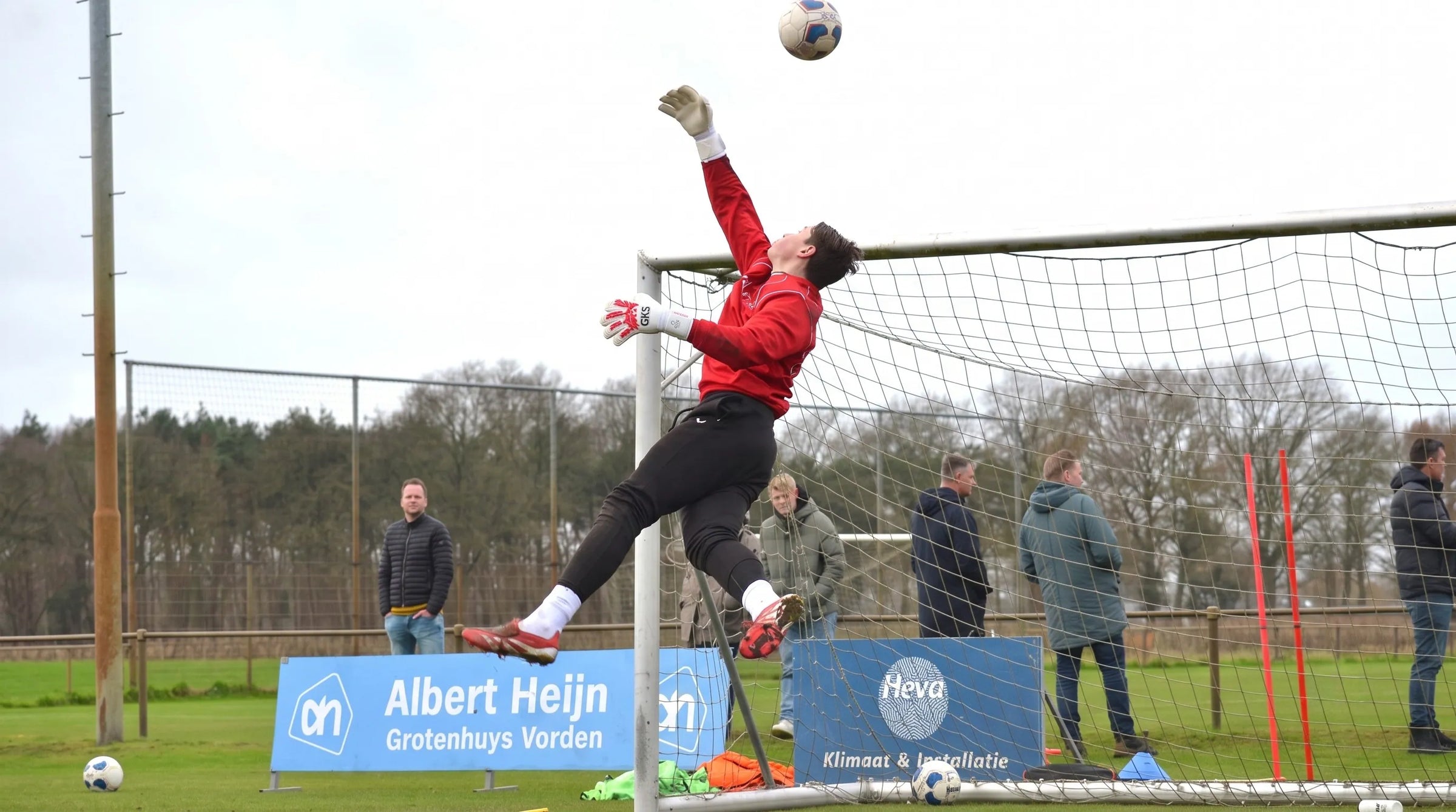 Keeper redt bal met profhandschoen